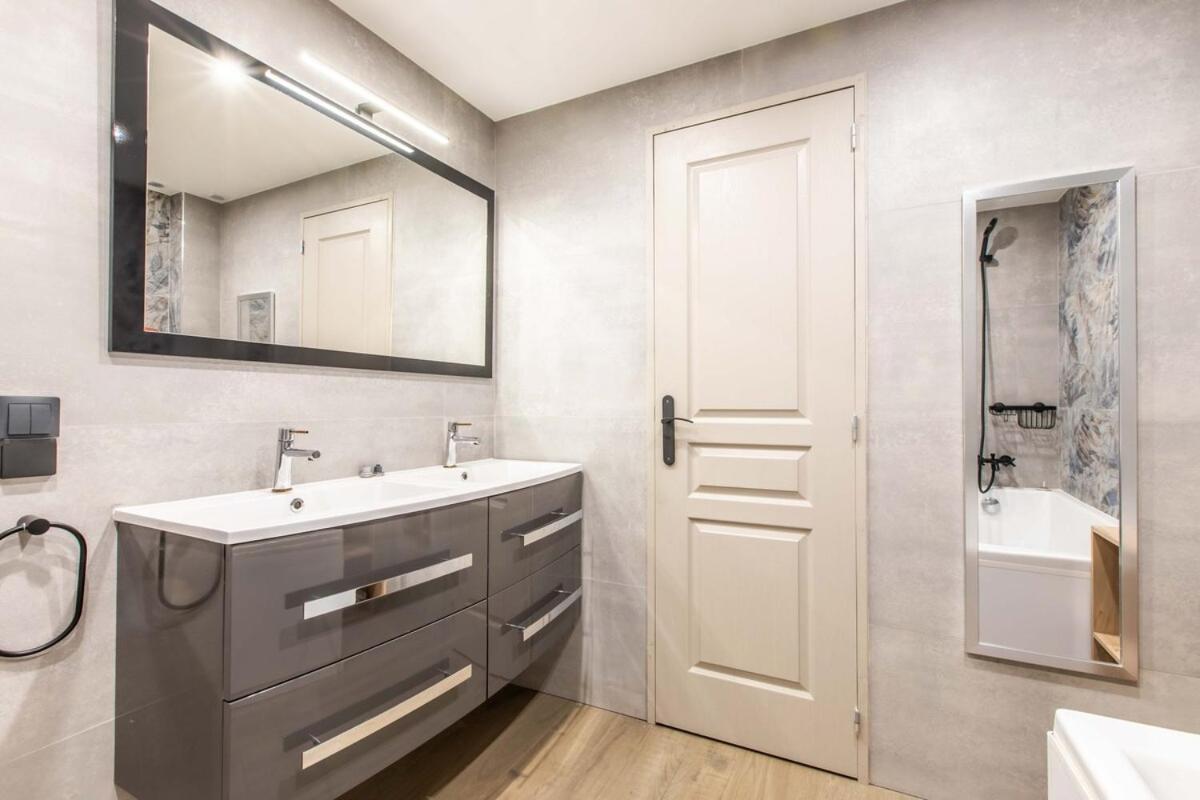Appartement En Bord De Avec Piscine - *